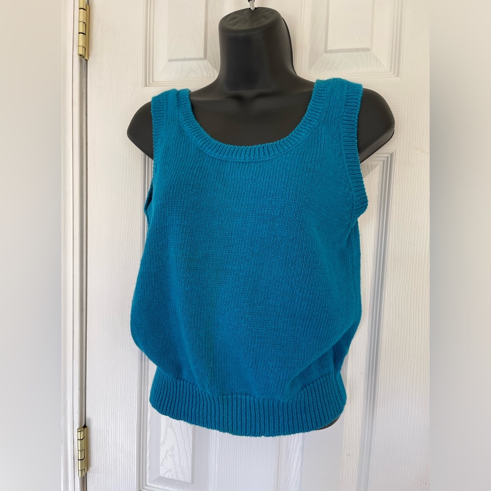3/$30! VINTAGE 80s!🩵 Blue, knit tank top. Great condition. S-M